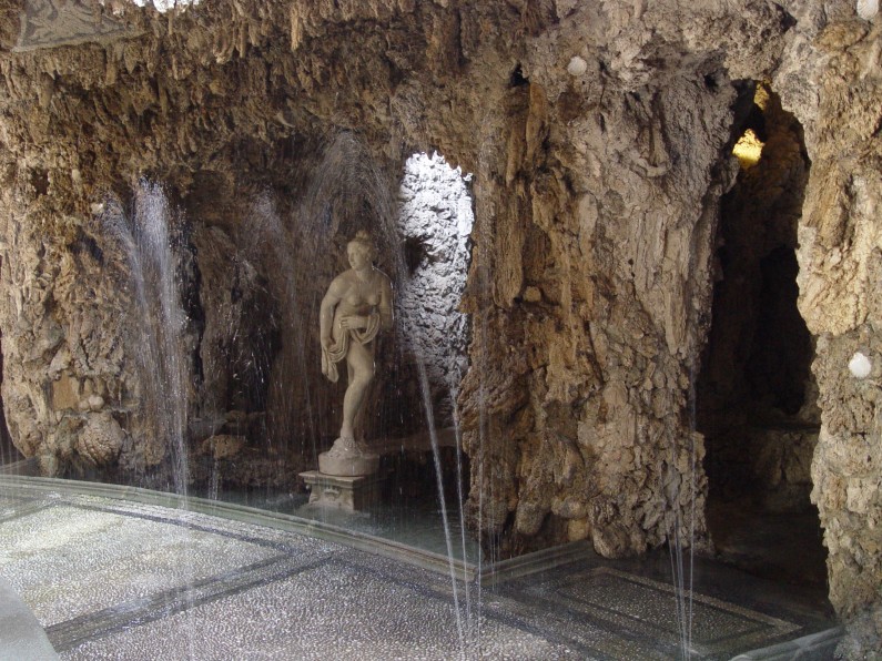 Statua della Venere al bagno