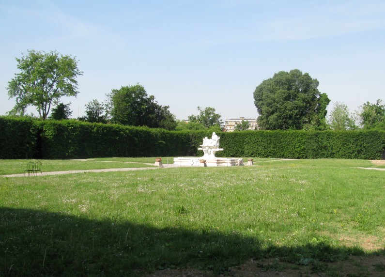 Carpinata Villa Litta con veduta sulla Fontana di Nettuno